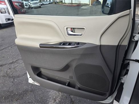 Used 2017 Toyota Sienna XLE image 23