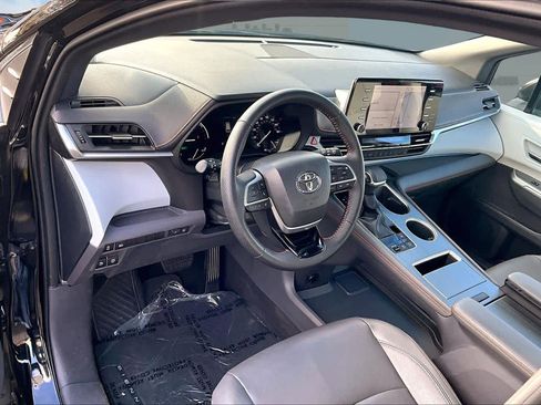 Used 2022 Toyota Sienna XSE image 2