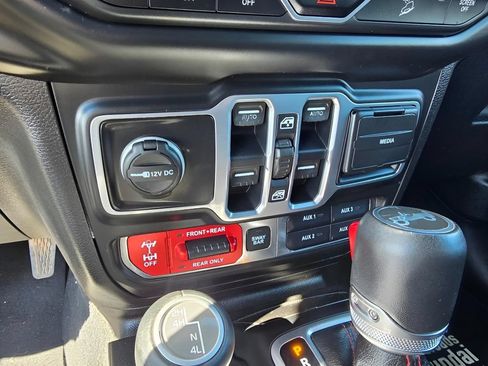 Used 2018 Jeep Wrangler Unlimited Rubicon w/ Dual Top Group AWD/4WD image 20
