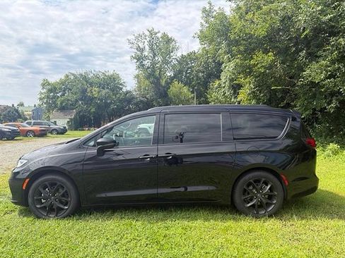 Used 2026 Chrysler Pacifica Limited w/ S Appearance Package FWD image 8