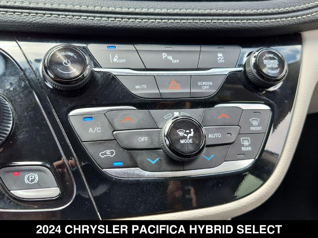 Used 2024 Chrysler Pacifica Limited FWD image 23