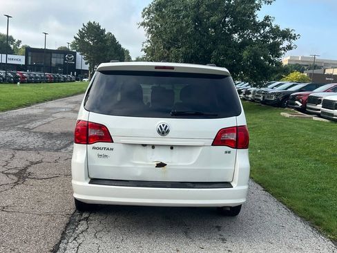 Used 2012 Volkswagen Routan SE FWD image 4