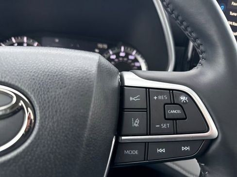 Used 2023 Toyota Highlander L image 29