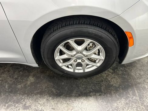 Used 2024 Chrysler Pacifica Touring-L FWD image 11