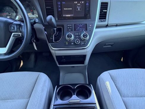 Used 2017 Toyota Sienna LE FWD image 25