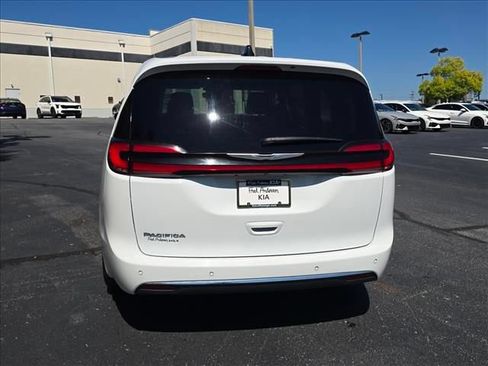 Used 2023 Chrysler Pacifica Touring-L FWD image 4