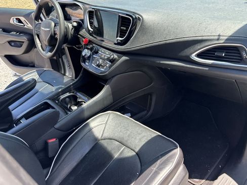 Used 2022 Chrysler Pacifica Limited w/ S Appearance Package FWD image 18