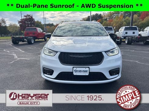 New 2026 Chrysler Pacifica Limited w/ S Appearance Package image 2