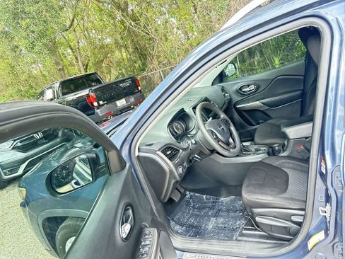 Used 2021 Jeep Cherokee Latitude FWD image 10