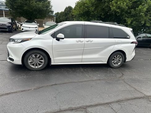 Used 2025 Toyota Sienna XLE FWD image 4