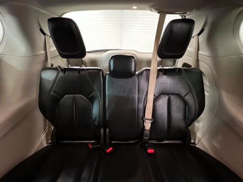 Used 2022 Chrysler Pacifica Touring-L image 21