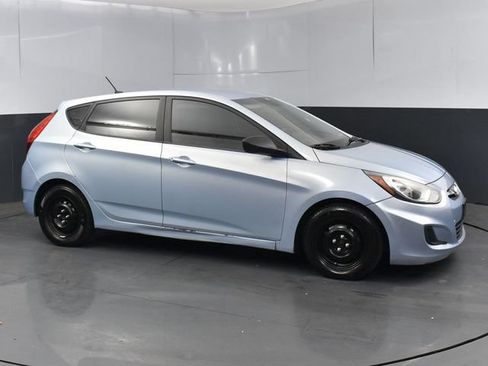 Used 2012 Hyundai Accent GS FWD image 2
