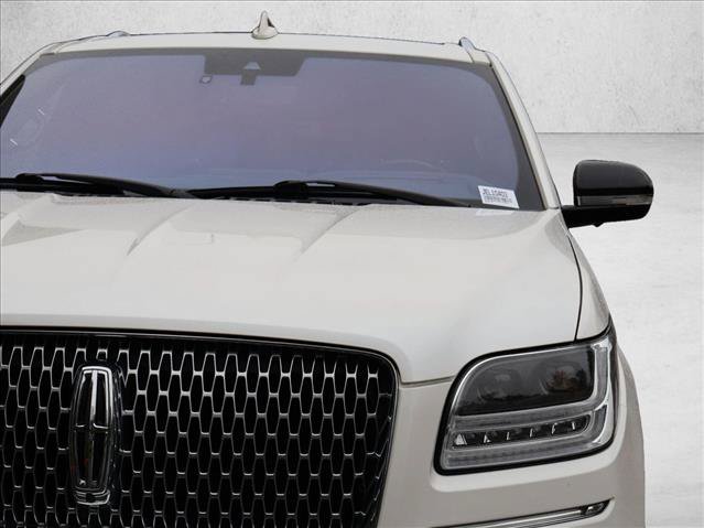 Used 2018 Lincoln Navigator Select w/ Technology Package AWD/4WD image 2