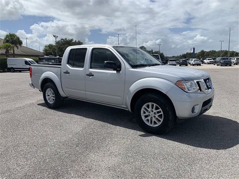 Used 2019 Nissan Frontier SV image 2
