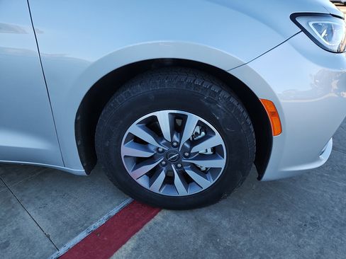 Used 2024 Chrysler Pacifica Select image 9