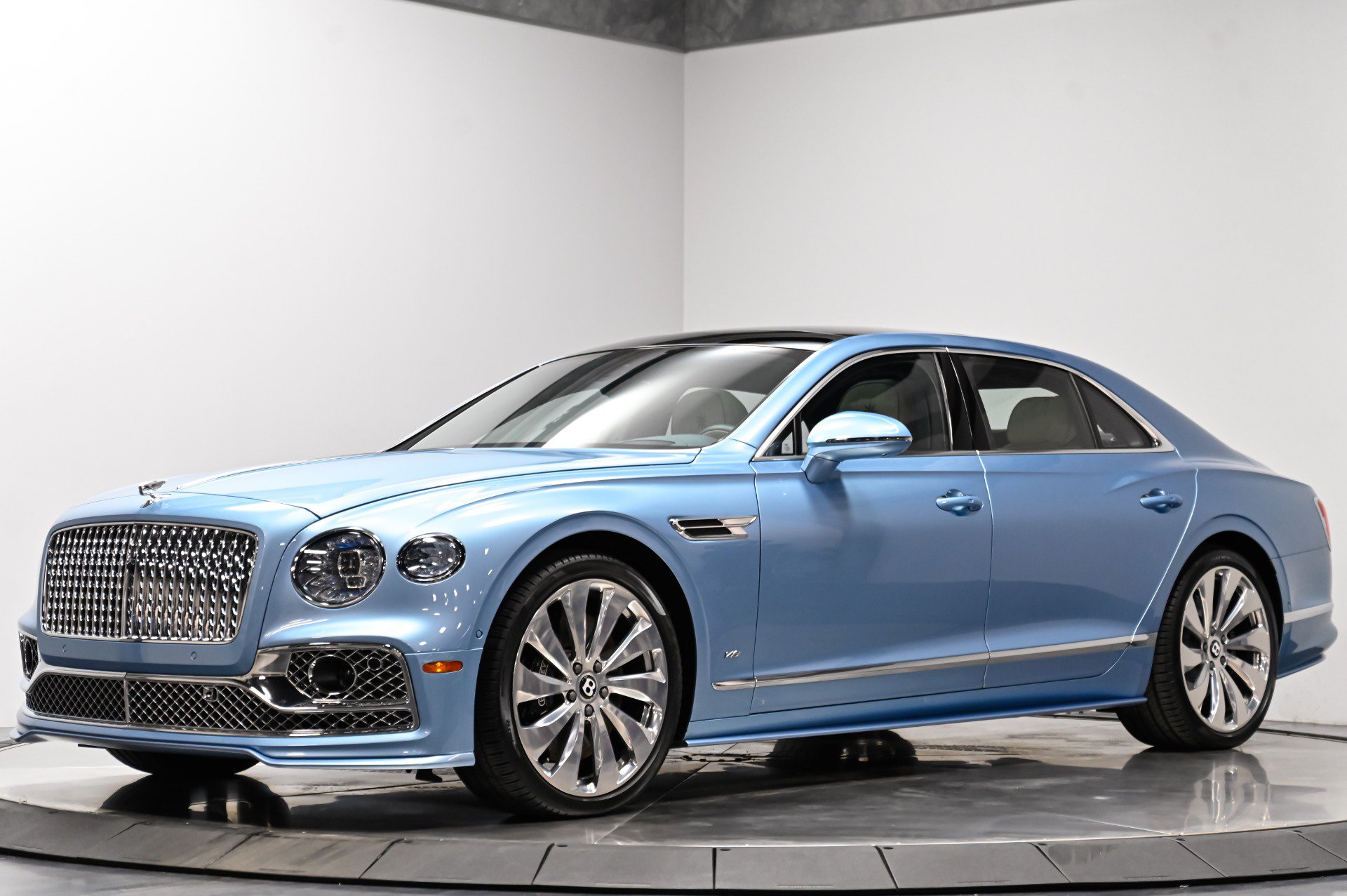 Used 2022 Bentley Flying Spur V8 AWD/4WD image 2