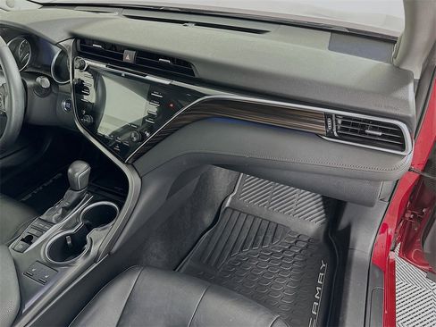 Used 2018 Toyota Camry XLE image 29