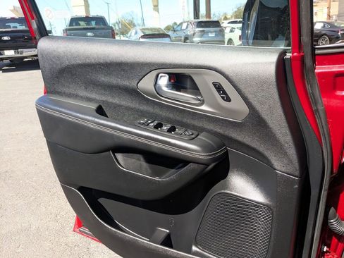 Used 2025 Chrysler Pacifica Select image 14