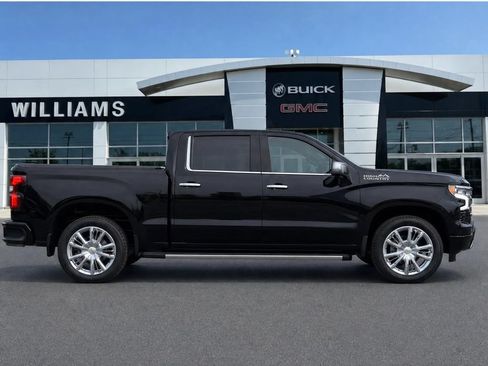 Certified 2022 Chevrolet Silverado 1500 High Country w/ High Country Premium Package AWD/4WD image 8