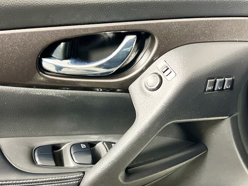 Used 2019 Nissan Rogue SV w/ Premium Package image 16