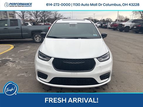 Used 2024 Chrysler Pacifica Premium image 9