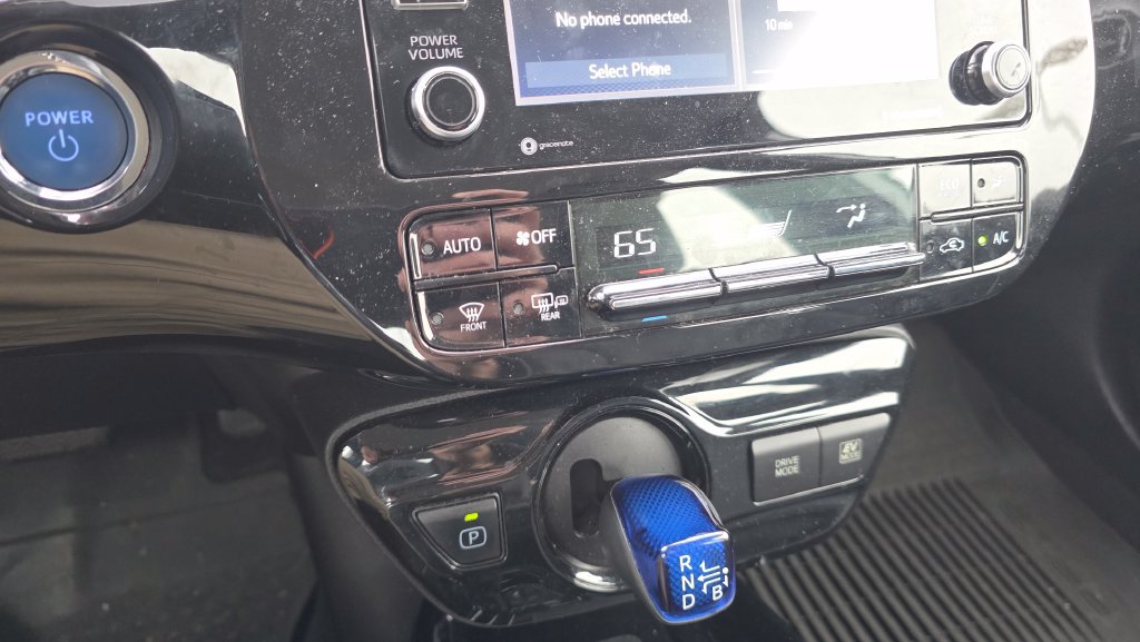 Used 2022 Toyota Prius L Eco FWD image 19