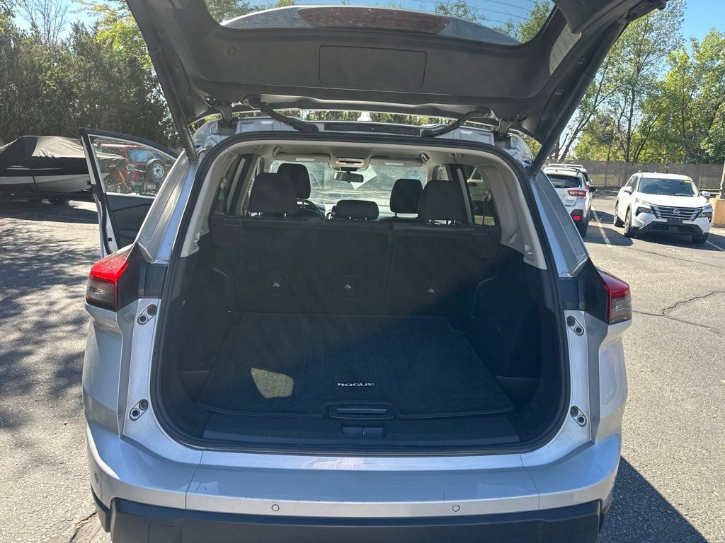 Used 2025 Nissan Rogue SV AWD/4WD image 7