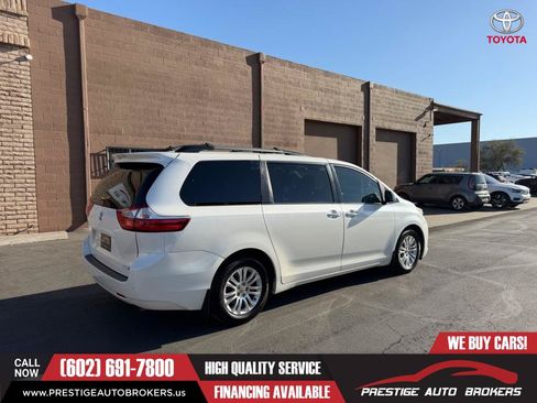 Used 2017 Toyota Sienna XLE Premium FWD image 4