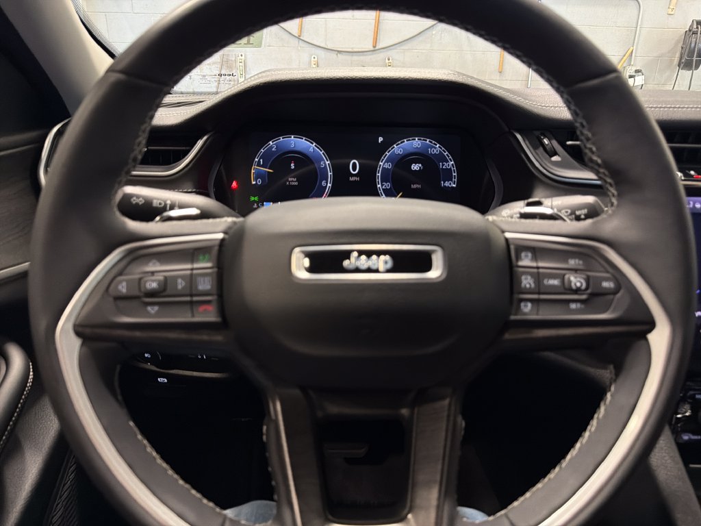 Used 2023 Jeep Grand Cherokee Limited AWD/4WD image 13