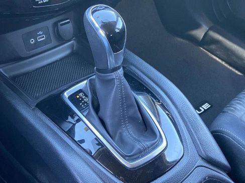 Used 2018 Nissan Rogue SV image 11