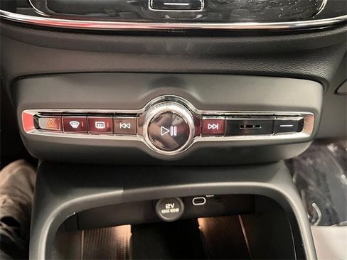 Used 2024 Volvo XC40 B5 Core image 26