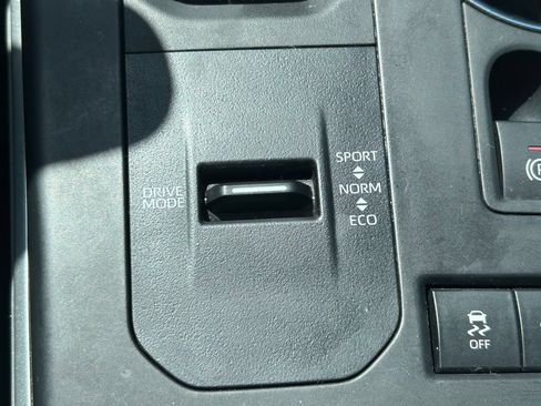 Used 2022 Toyota Highlander XLE FWD image 28