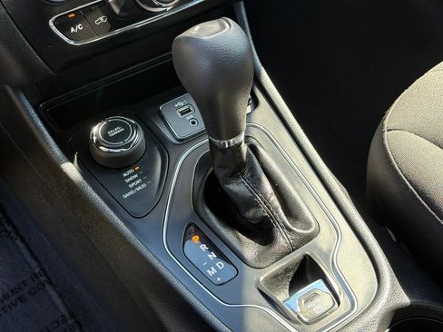 Used 2019 Jeep Cherokee Latitude w/ Popular Appearance Group AWD/4WD image 15