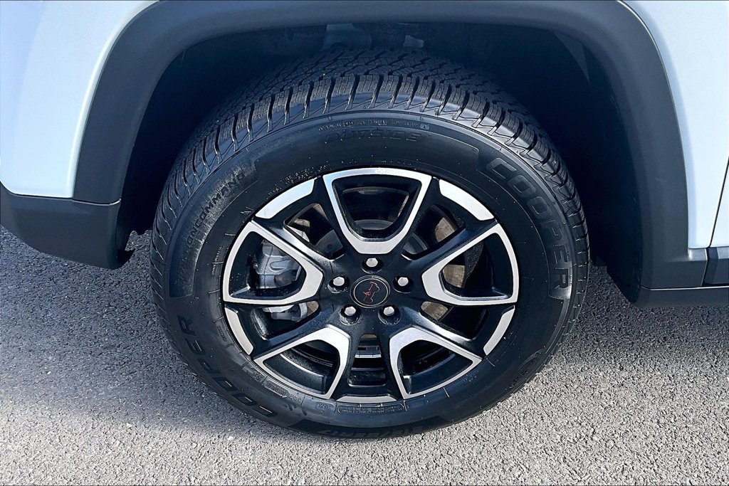 Used 2025 Jeep Compass Trailhawk AWD/4WD image 9