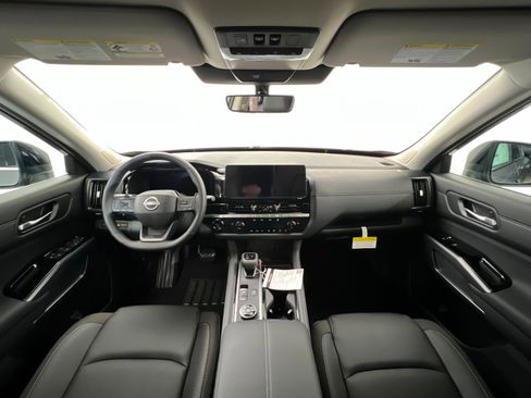 New 2026 Nissan Pathfinder SL image 9