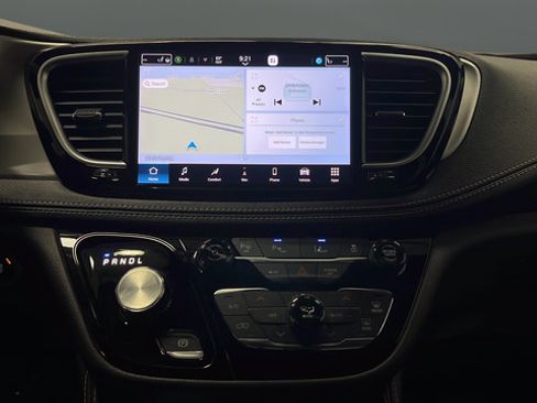 Used 2023 Chrysler Pacifica Limited w/ Uconnect Theater Family Group FWD image 13