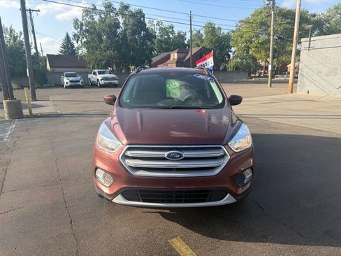 Used 2018 Ford Escape SE w/ SE Sync 3 Package FWD image 2