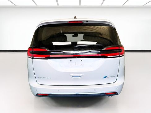 Used 2023 Chrysler Pacifica Touring-L FWD image 5