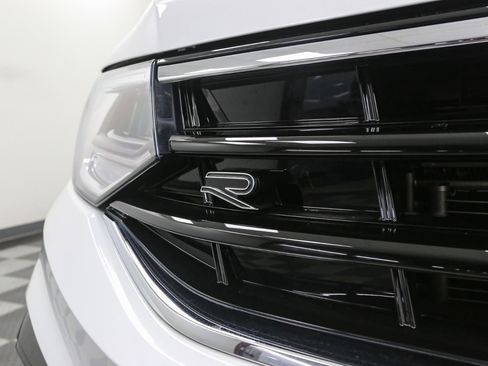 Certified 2023 Volkswagen Tiguan SE R-Line image 9