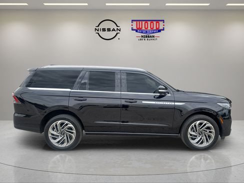 Used 2025 Lincoln Navigator Reserve AWD/4WD image 2