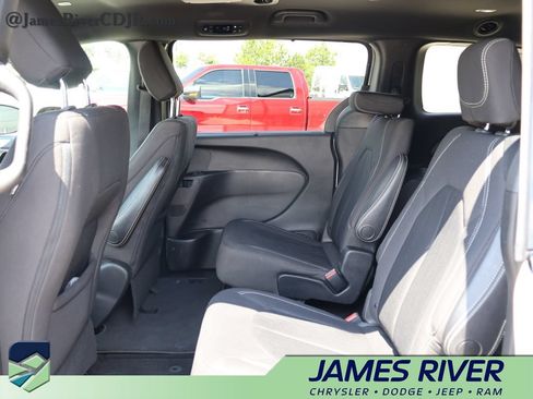 Used 2019 Chrysler Pacifica Touring Plus w/ Advanced Safetytec Group FWD image 16