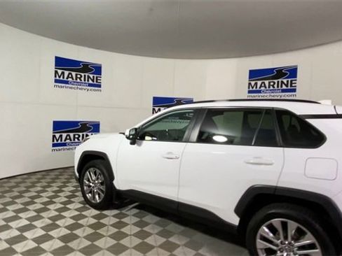Used 2019 Toyota RAV4 XLE Premium image 8