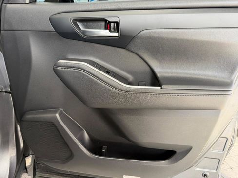 Used 2021 Toyota Highlander XLE image 27