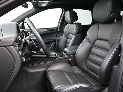 Certified 2026 Porsche Macan AWD/4WD image 5
