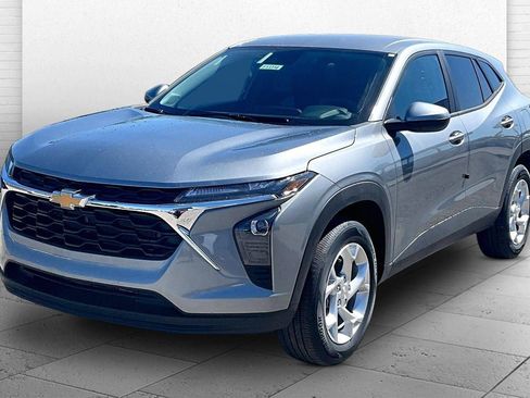 New 2026 Chevrolet Trax LS w/ LS Convenience Package FWD image 2