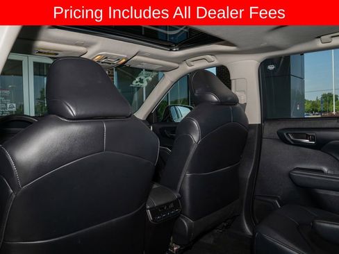 Used 2023 Toyota Highlander XLE FWD image 11
