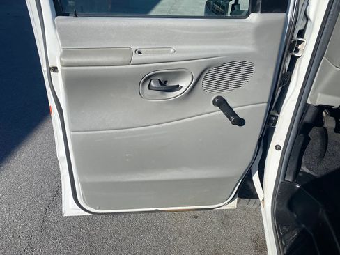 Used 2011 Ford E-450 and Econoline 450 Super Duty RWD image 8