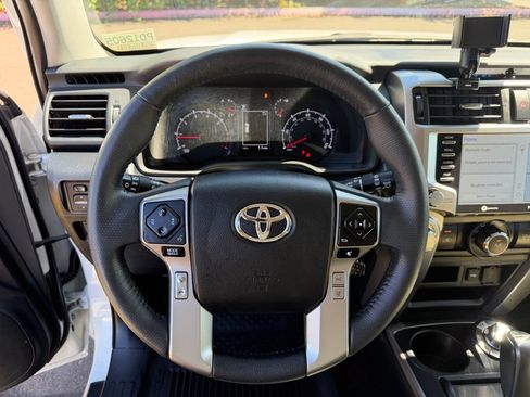 Used 2022 Toyota 4Runner SR5 AWD/4WD image 19