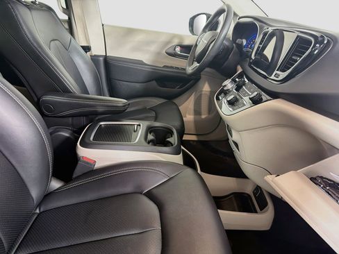 Used 2024 Chrysler Pacifica Touring-L FWD image 32