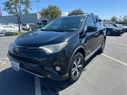 Used 2018 Toyota RAV4 XLE AWD/4WD image 2